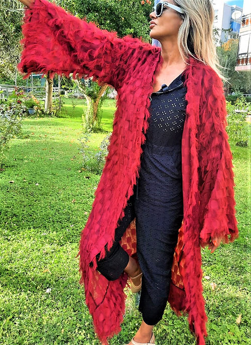 GİZMOSSE ÖZEL TASARIM KIRMIZI TÜY DETAYLI KİMONO - Görsel 3