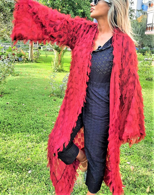 GİZMOSSE ÖZEL TASARIM KIRMIZI TÜY DETAYLI KİMONO - Görsel 5