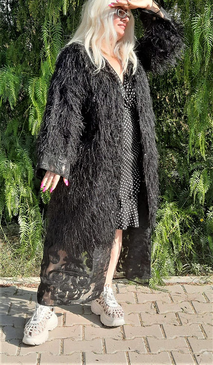 GİZMOSSE ÖZEL TASARIM SİYAH TÜY DETAYLI BÜYÜK BEDEN DIŞ GİYİSİ