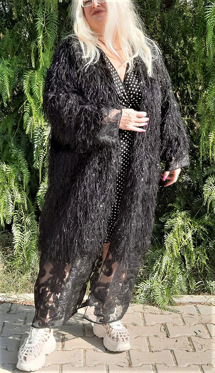 GİZMOSSE ÖZEL TASARIM SİYAH TÜY DETAYLI BÜYÜK BEDEN DIŞ GİYİSİ - Görsel 3