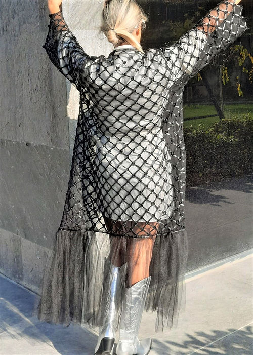 GİZMOSSE ÖZEL TASARIM TÜL ÜZERİNE DERİ ÇİÇEK İŞLEMELİ KİMONO DIŞ GİYİSİSİ - Görsel 3