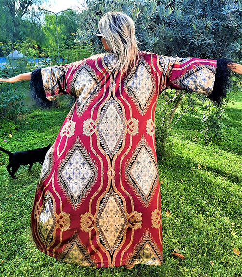 GİZMOSSE ÖZEL TASARIM TÜY DETAYLI İPEK KADİFE KİMONO - Görsel 5