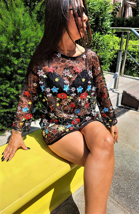 ÖZEL TASARIM DANTEL ÜZERİNE RENKLİ NAKIŞ KABARTMA TRANSPARAN BLUZ