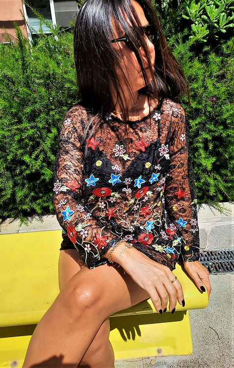 ÖZEL TASARIM DANTEL ÜZERİNE RENKLİ NAKIŞ KABARTMA TRANSPARAN BLUZ - Görsel 3