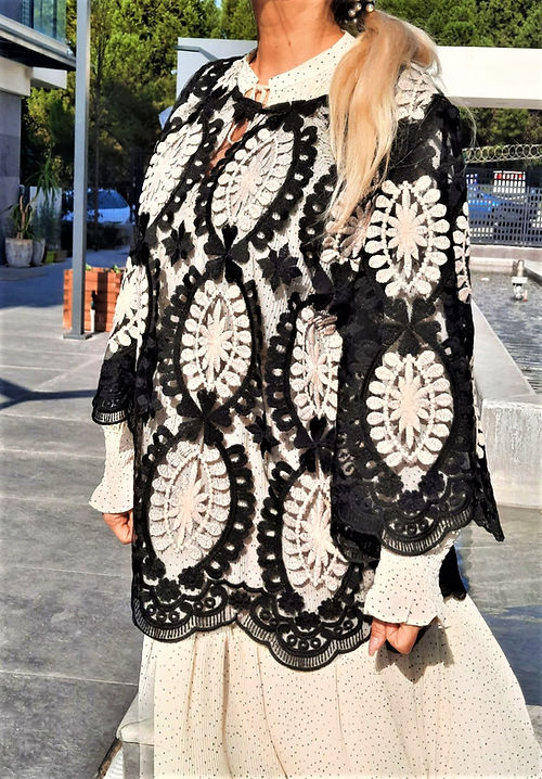 ÖZEL TASARIM İŞLEMELİ TÜL BLUZ