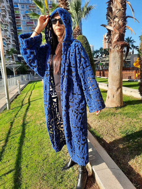 ÖZEL TASARIM TÜL ÜZERİN DE POLAR HARF KABARTMALI KİMONO